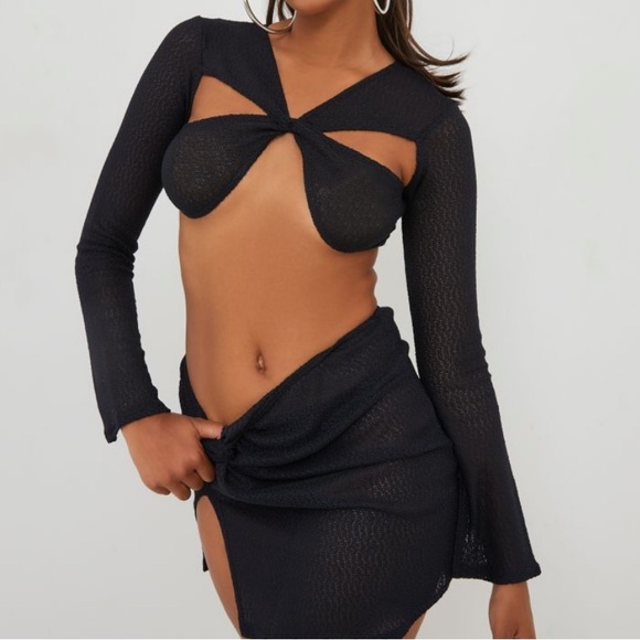 LONG, FLARED SLEEVE, TWISTED-FRONT CROP TOP IN BLACK TEXTURED KNIT - Picture 2 of 2